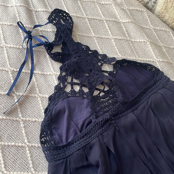 bcbgmaxazria navy chiffon dress
Very cute Chiffon dress with neck ribbon - Picture 4 of 5